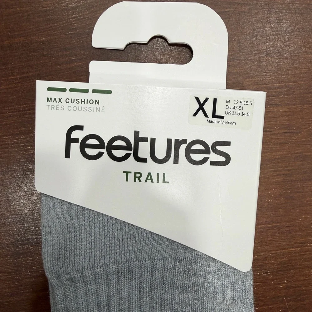 NWT pair of X-Large Feetures Trail Crew Socks